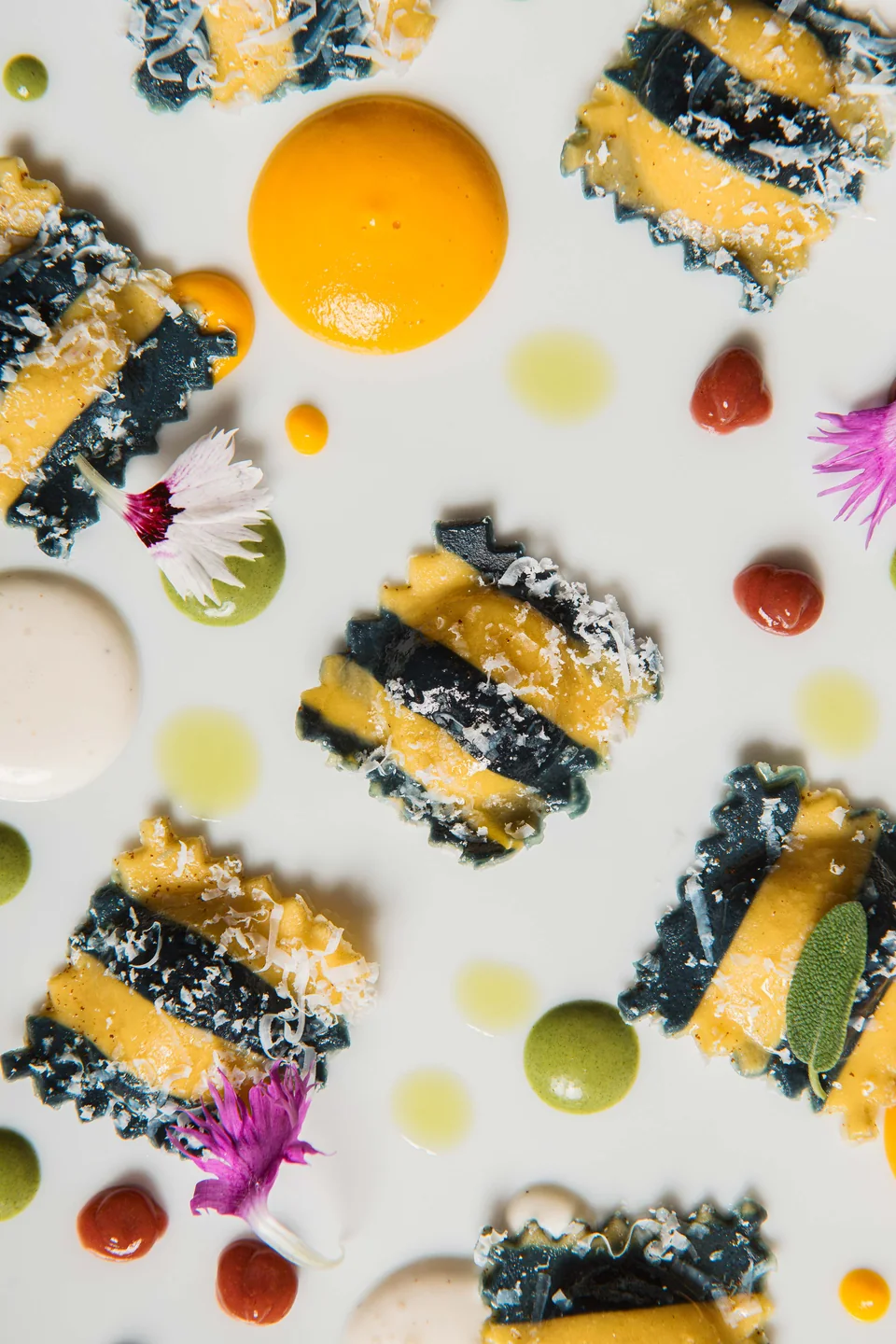 Una composizione di Artema tra pasta, fiori e dettagli colorati