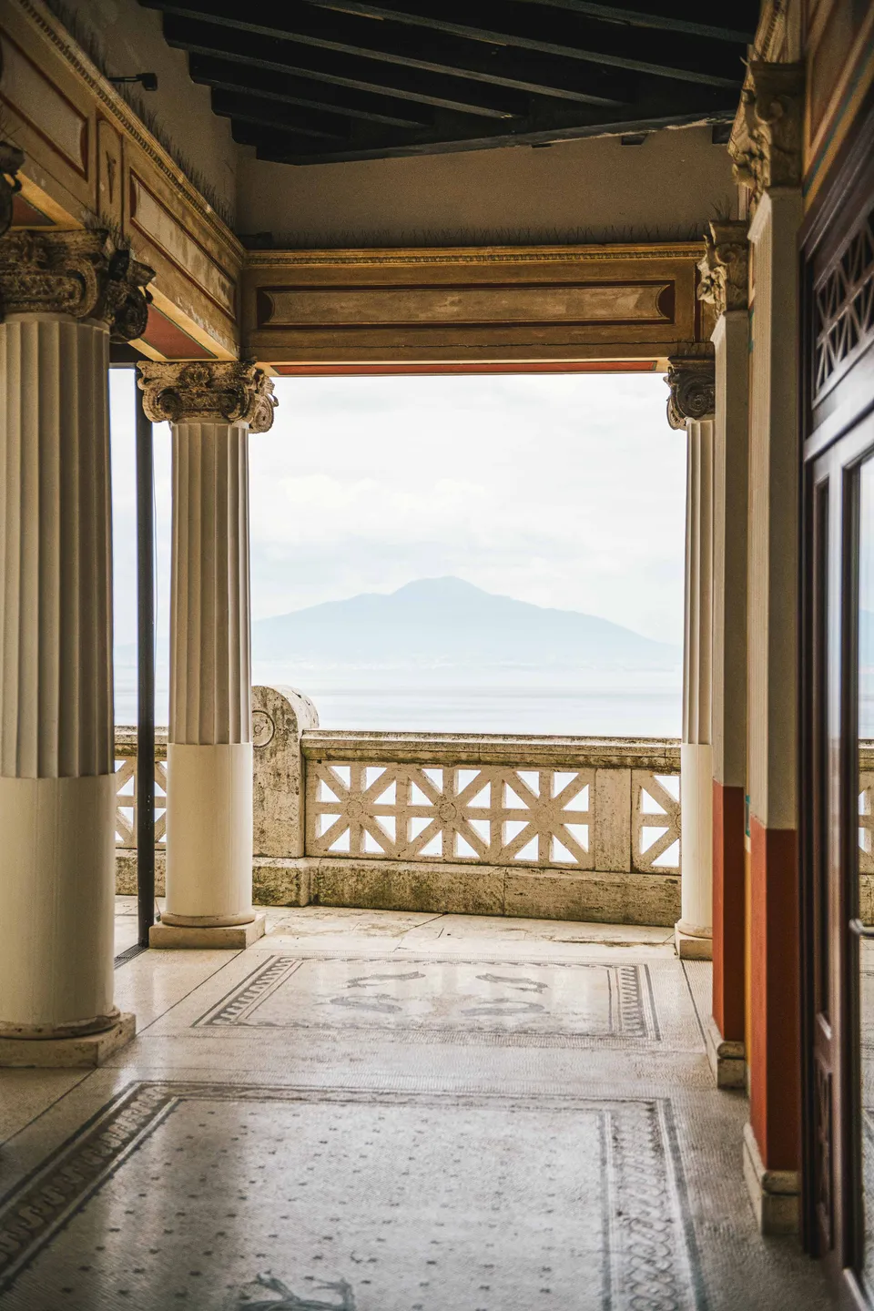 Bellevue Syrene — Il colonnato affacciato sul golfo