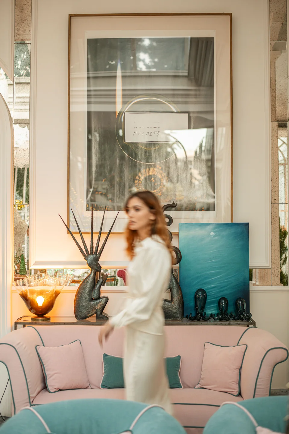 I divani rosa e gli arredi del salone di Bellevue Syrene