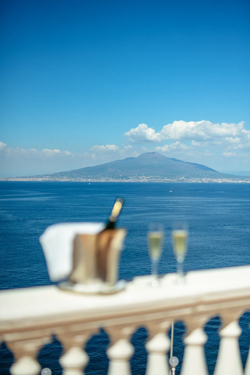 Europa Palace — Un brindisi davanti al Vesuvio