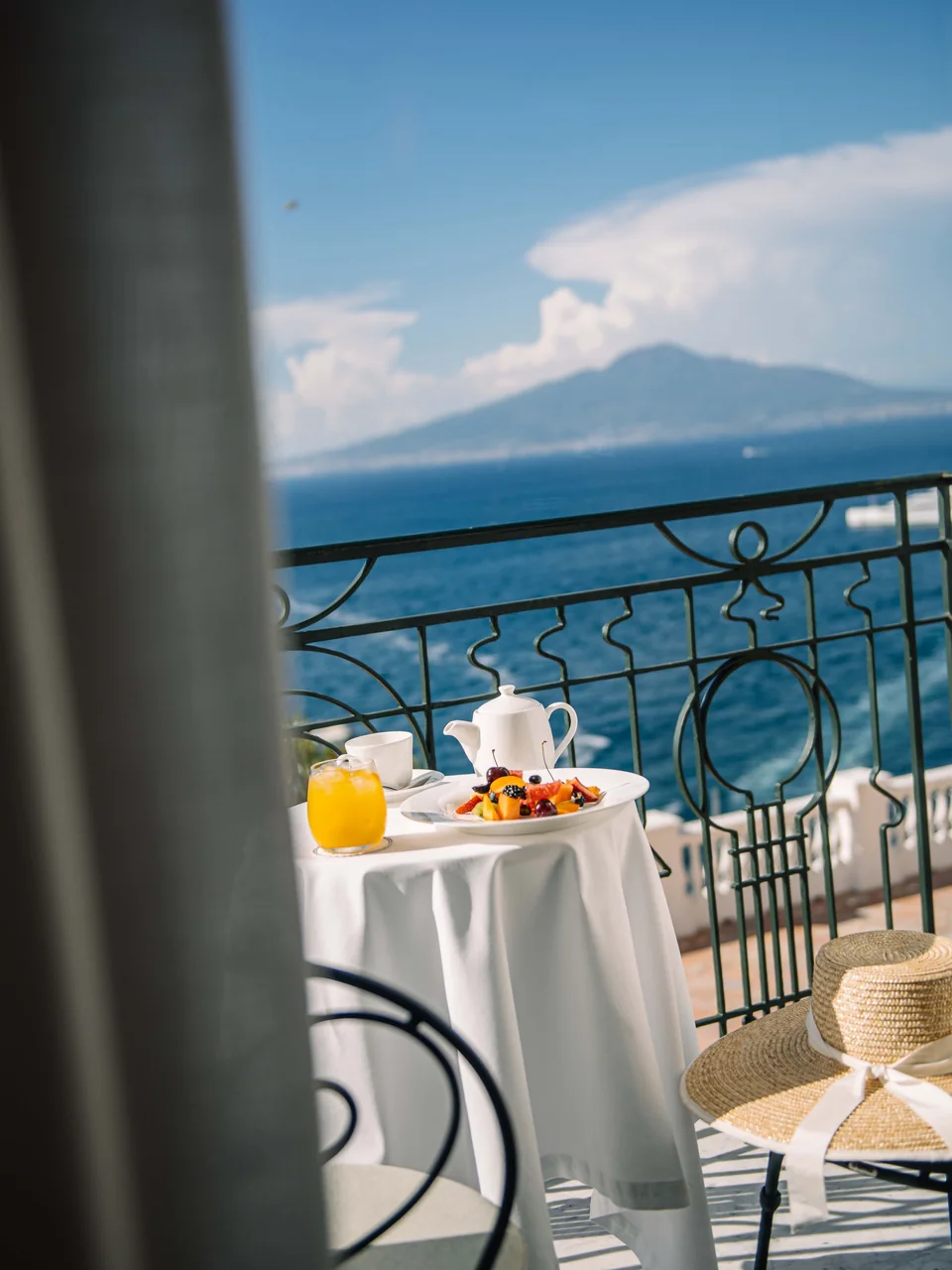La colazione sul balcone di Europa Palace con vista sul Vesuvio