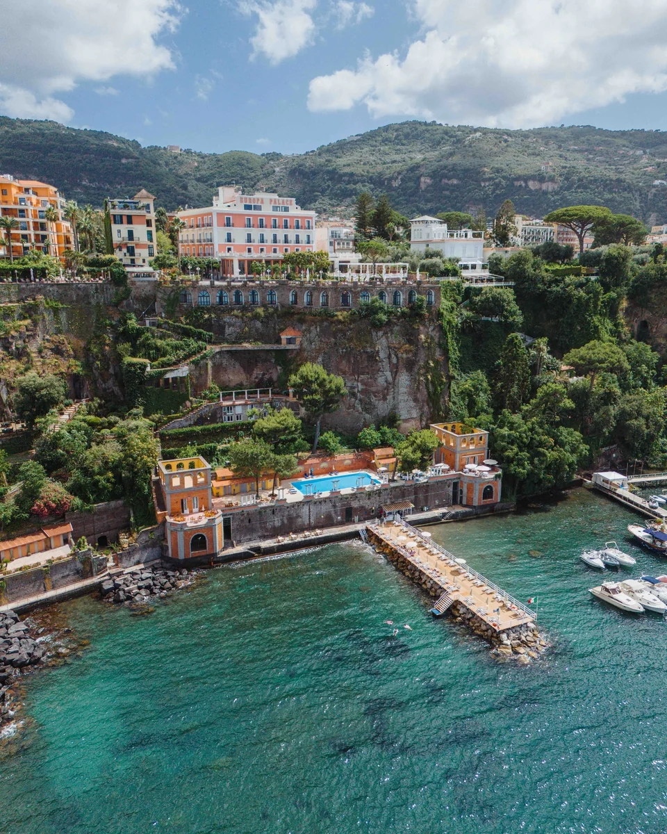 Europa Palace, la piscina e il pontile lungo la costa di Sorrento