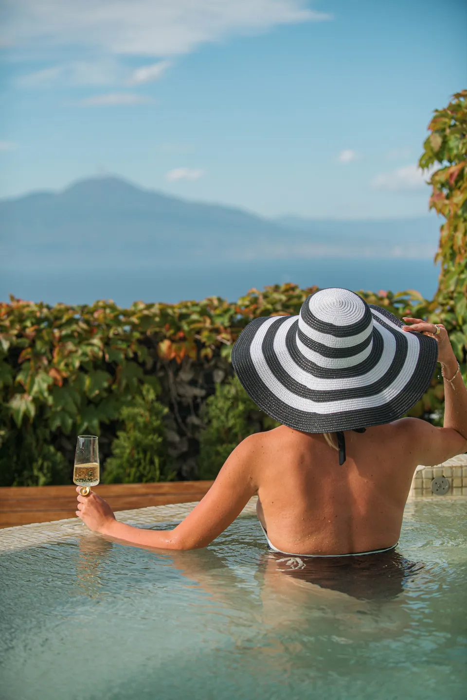 Grand Hotel Aminta — Un momento in piscina, di fronte al Vesuvio