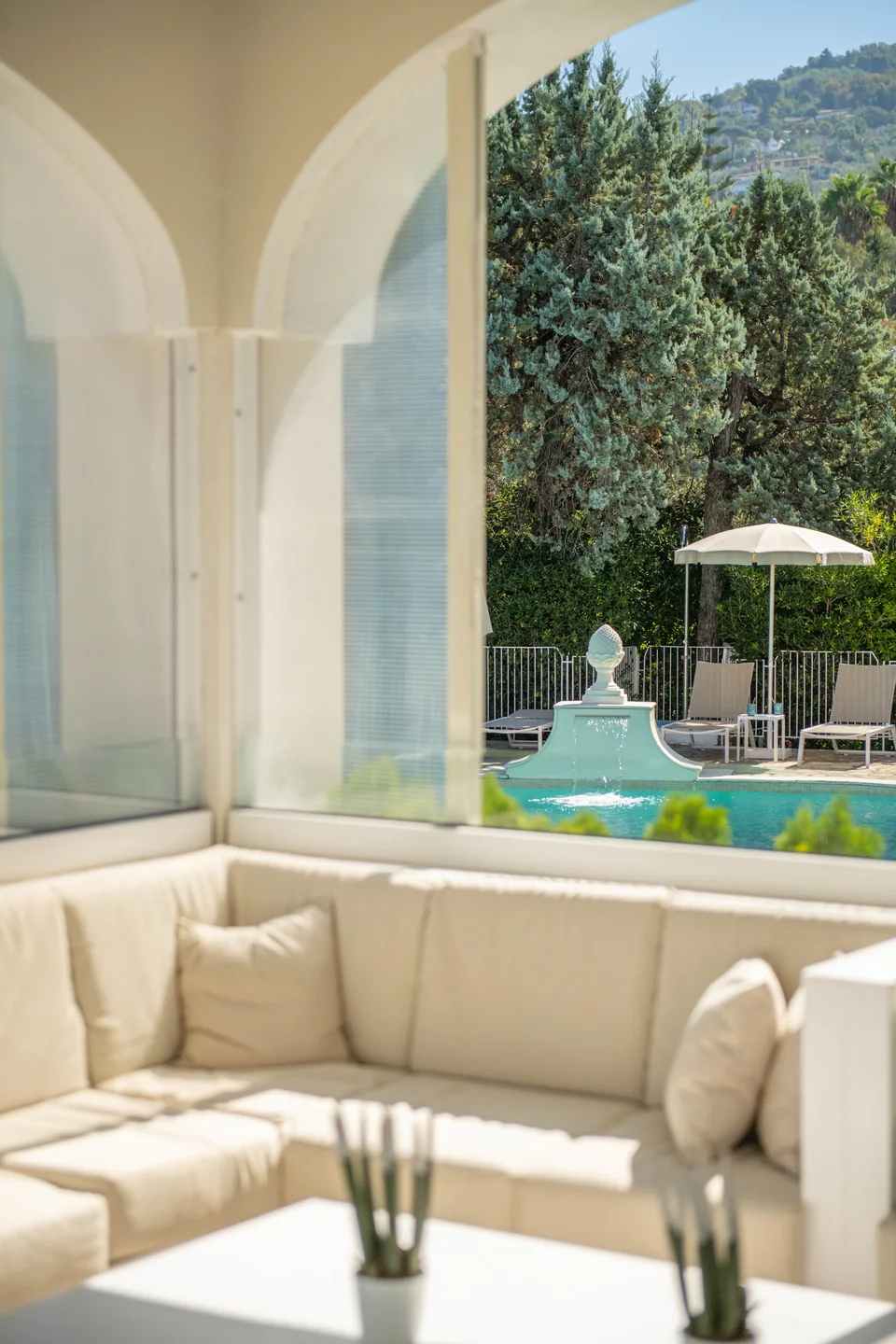 Il salotto aperto sul giardino e sulla piscina del Grand Hotel Aminta