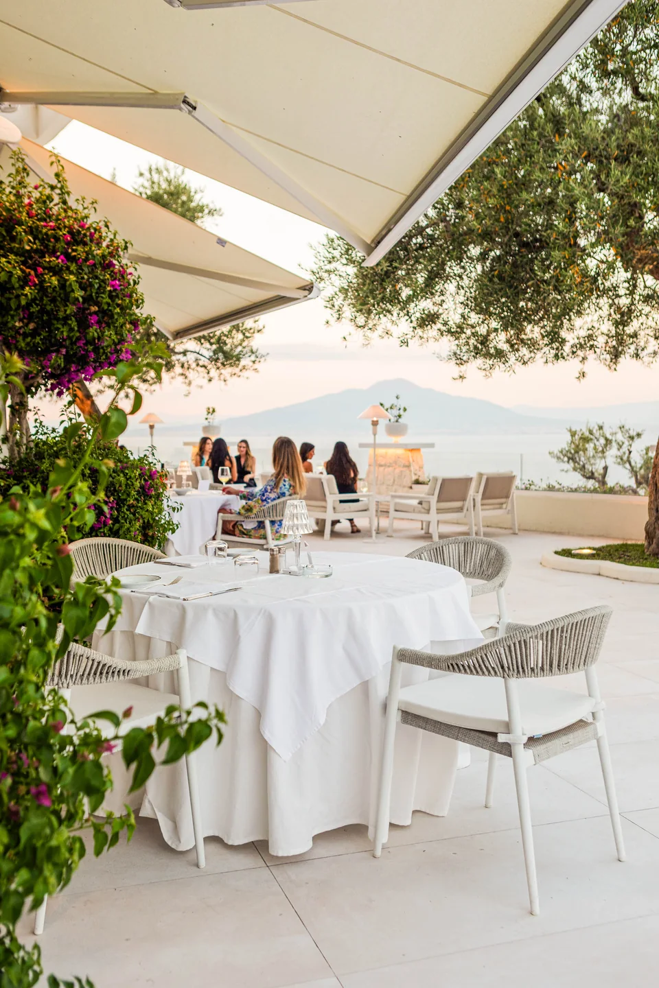I tavoli sulla terrazza del Grand Hotel Aminta affacciata sul Golfo