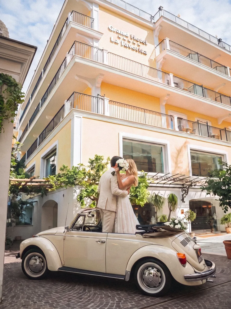 La Favorita — Un matrimonio davanti alla facciata dell'hotel