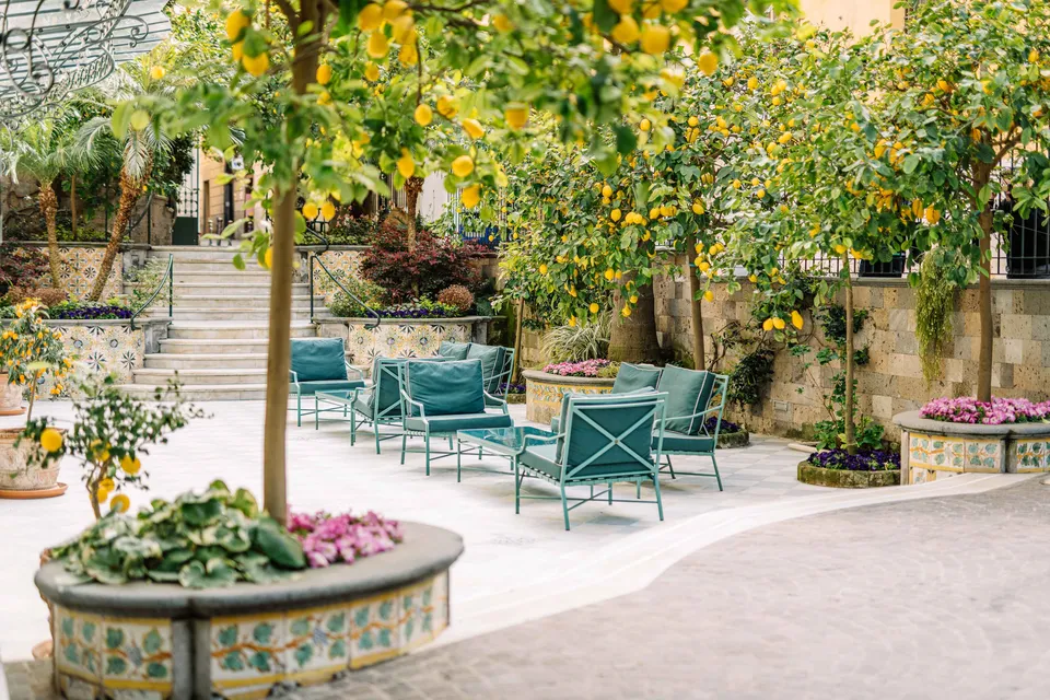 Il giardino della Favorita, tra alberi di limone, maioliche e sedute verdi