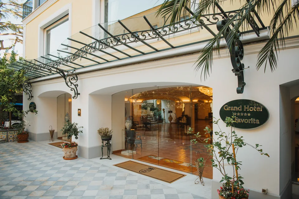 L’ingresso del Grand Hotel La Favorita tra maioliche e verde