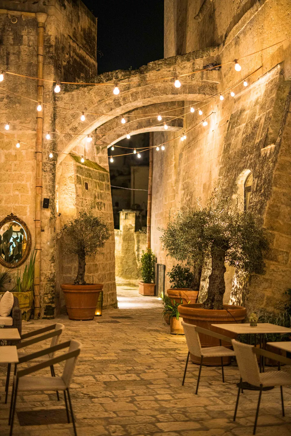 Vetera Matera — Il cortile illuminato la sera