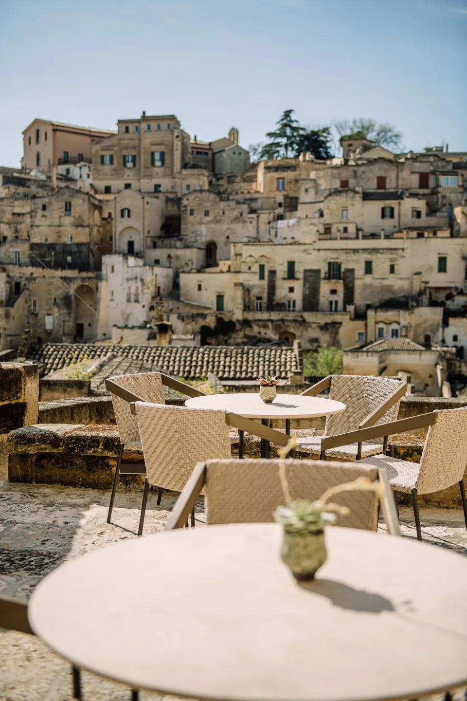 Vetera Matera — I tavoli della terrazza affacciati su Matera