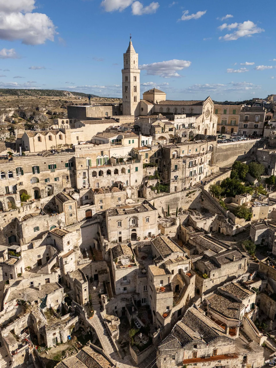 I Sassi di Matera e la Cattedrale sotto il cielo azzurro