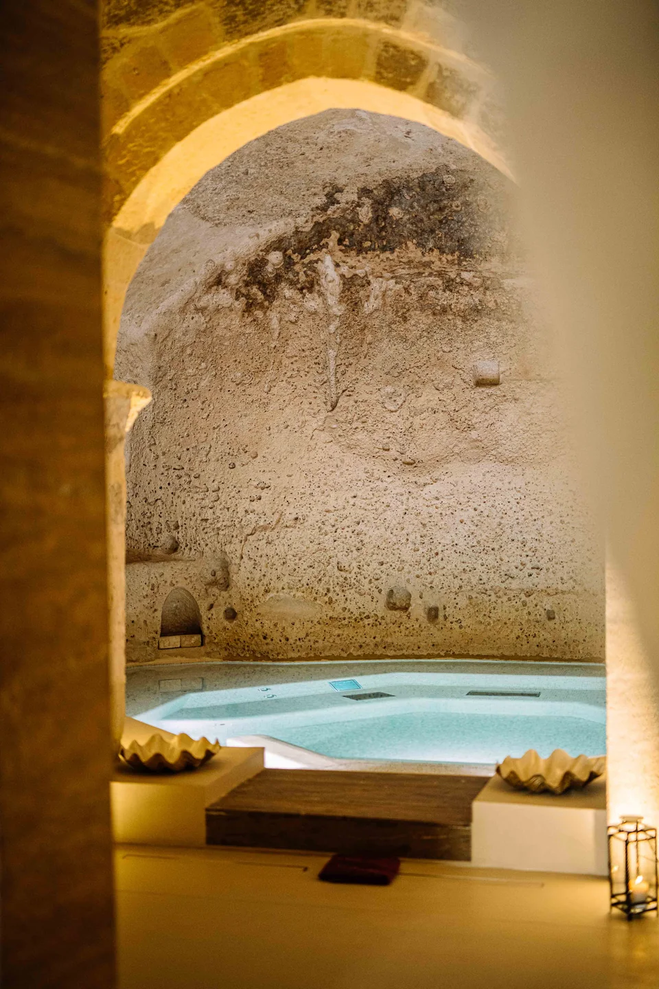 La vasca tra le pareti di pietra di Vetera Matera