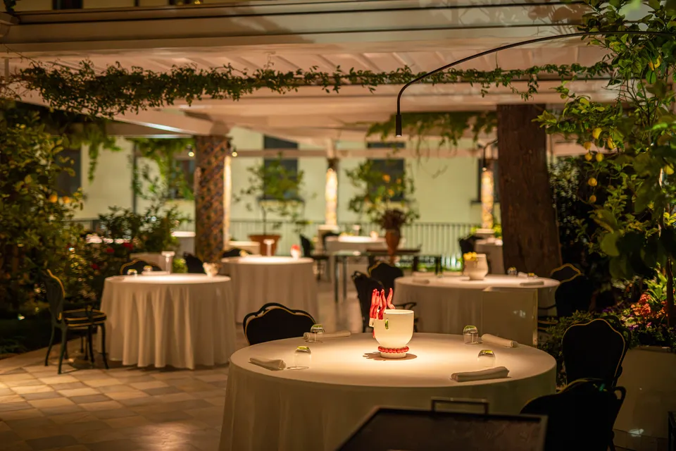 Zest Sorrento — La sala di Zest, tra luci e verde
