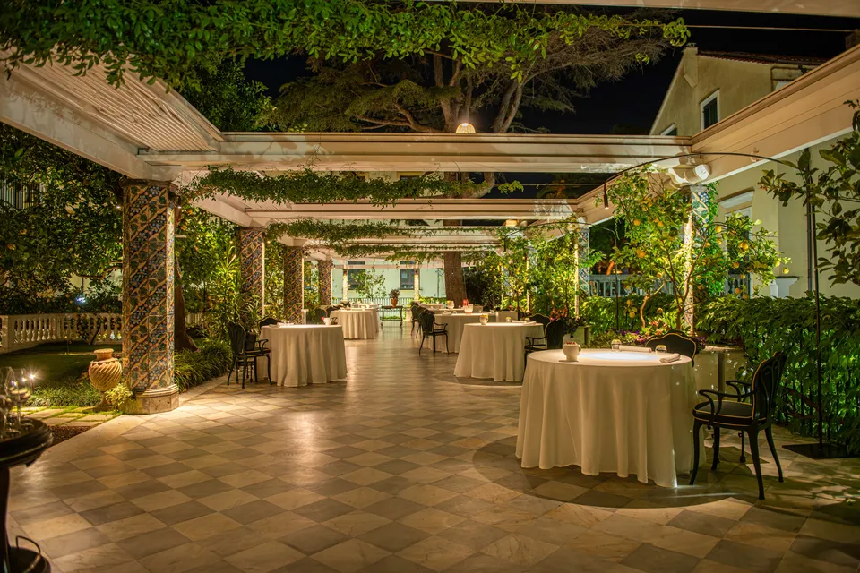 Zest Sorrento — La sala all'aperto, di sera