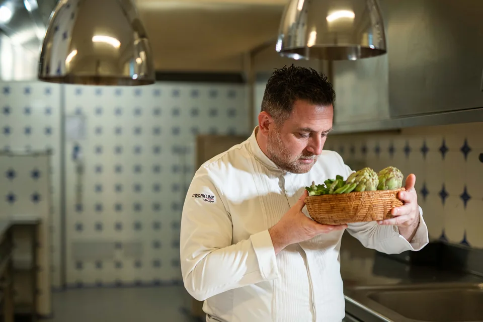 Domenico Iavarone con gli ingredienti nella cucina di Zest