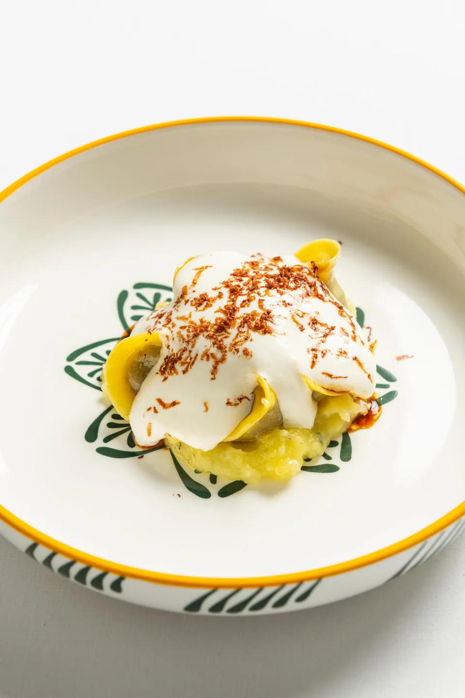 Un piatto di pasta di Zest nella ceramica gialla e verde del ristorante