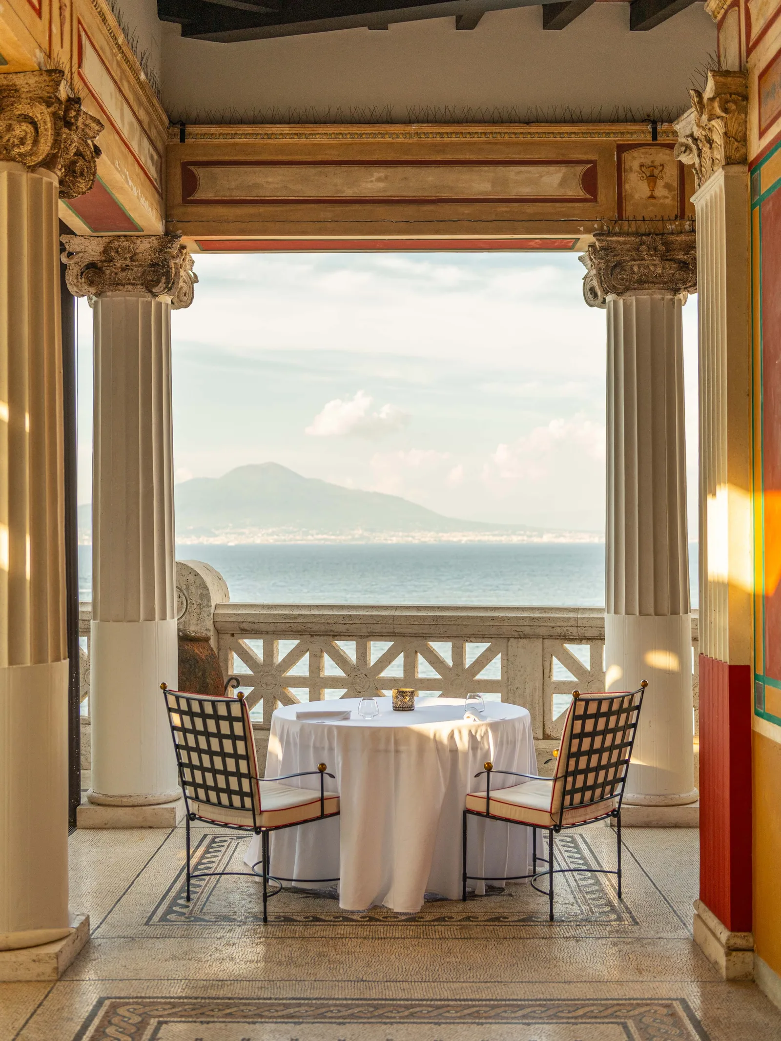 Sala con tavolo apparecchiato affacciata sul mare