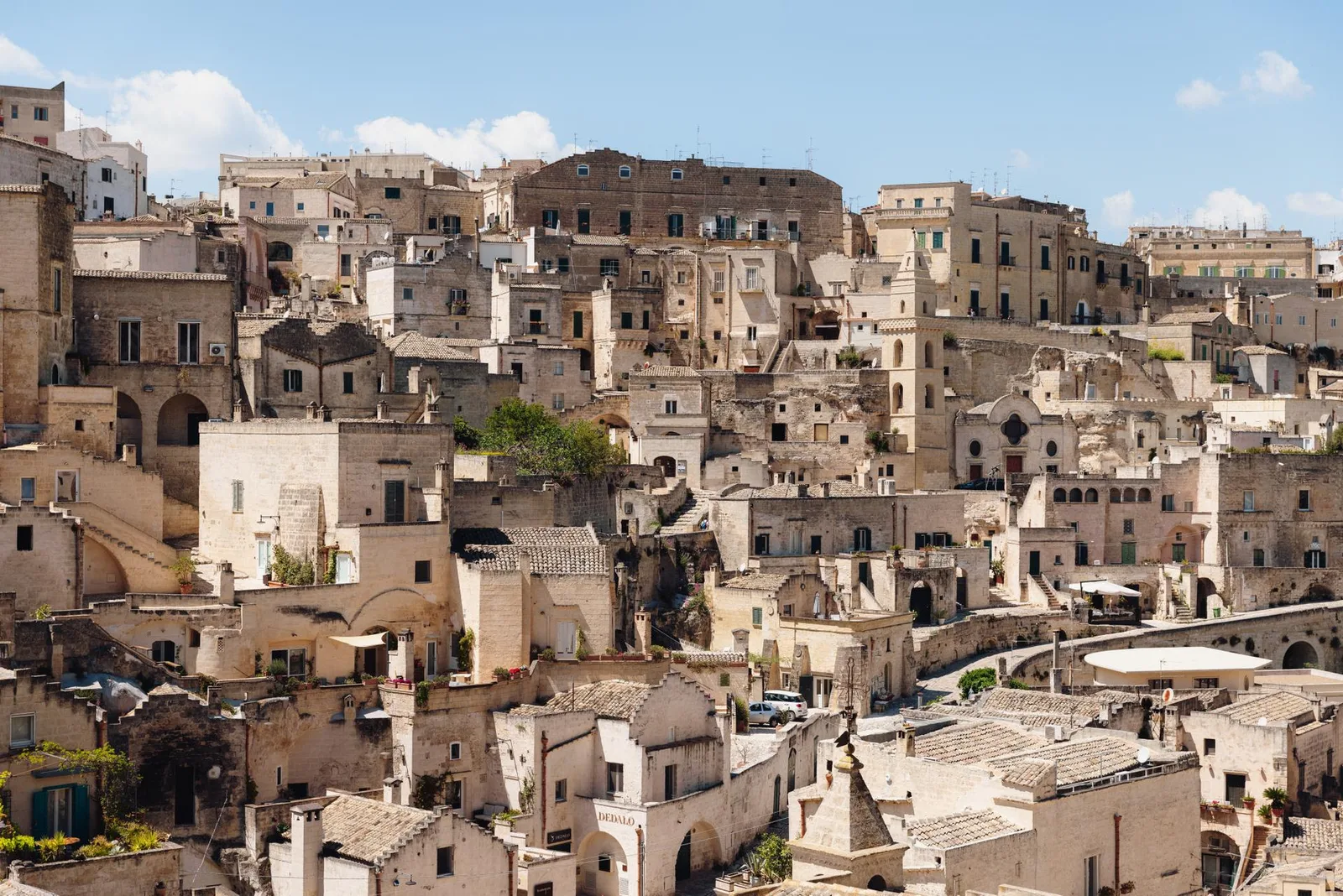 Veduta di edifici in pietra sotto il cielo azzurro