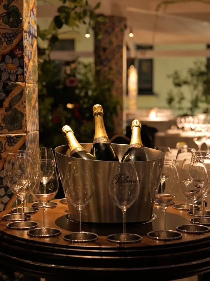 Bottiglie di champagne in un secchiello